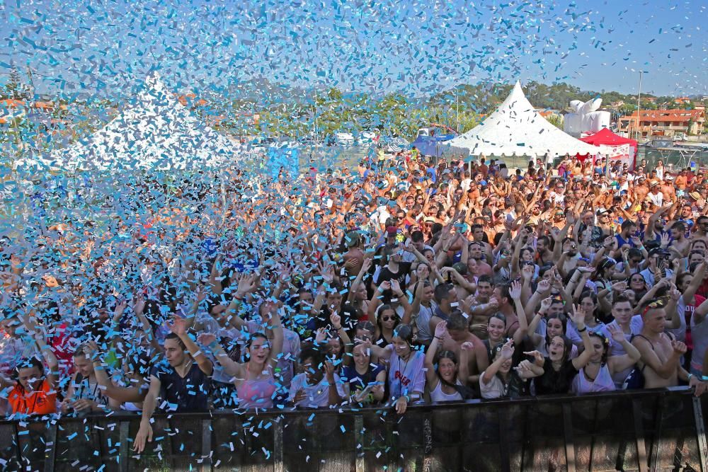 Cientos de personas reciben un baño de color en el festival Midnight Paint Party de Praia América