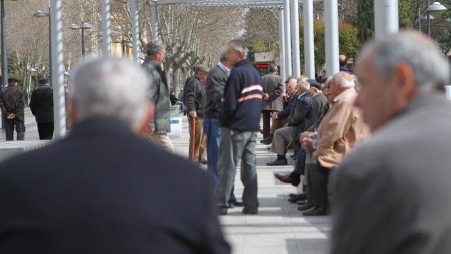 Varias personas mayores conversan en La Marina, uno de los principales puntos de encuentro de la capital.