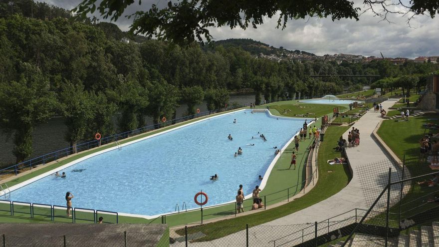 Escasa afluencia este viernes en
Oira, en la primera jornada con
las piscinas abiertas. | Roi Cruz