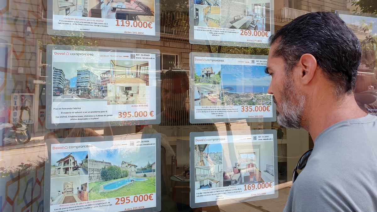Una persona consultando los precios en una inmobiliaria.