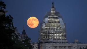 Segunda luna llena del mes de julio de 2015, o Luna azul,  fotografiada cerca del Capitolio de Estados Unidos el 31 de Julio de 2015. 