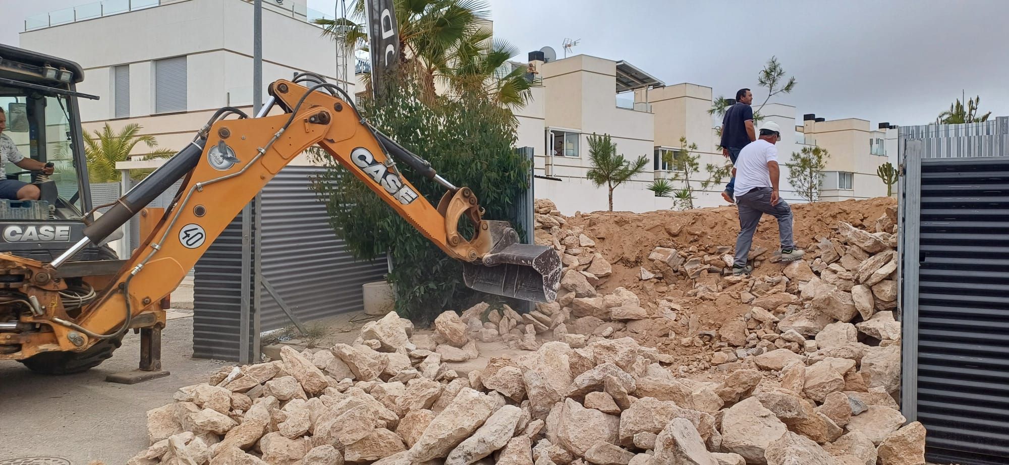 La Policía Local y la Guardia Civil detienen a las dueñas de la casa Langostina cuando itentaban evitar la ocupación de una parcela