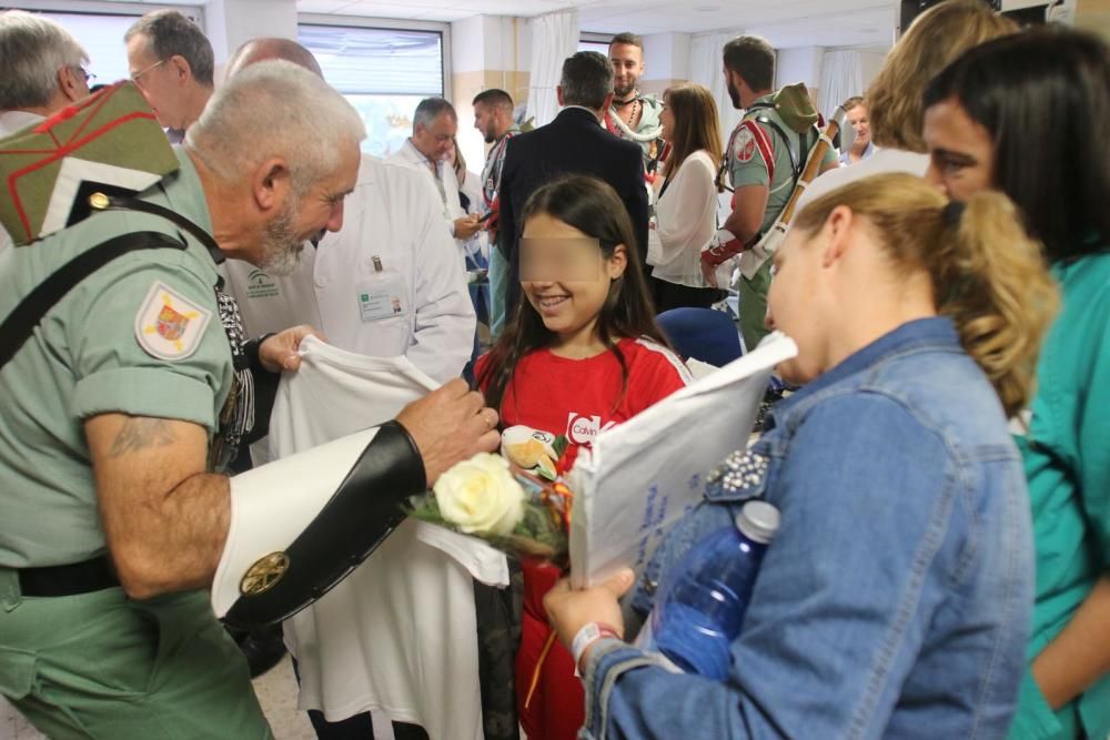 Visita de la Legión a los niños ingresados en el Hospital Materno.