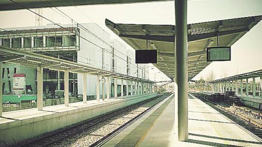 Los andenes de la nueva estación de Sanz Crespo; a la izquierda, el edificio del futuro Palacio de Justicia.