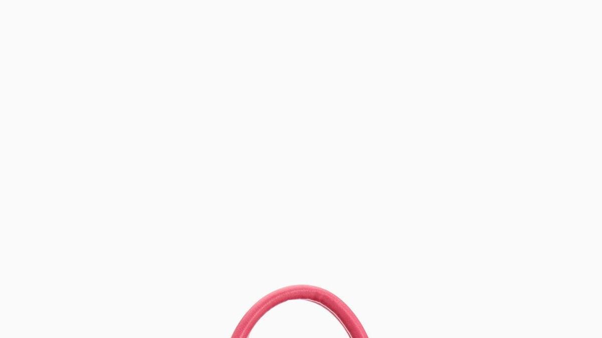 Bolso vinilo rosa de Stradivarius (Precio: 9.99 euros)