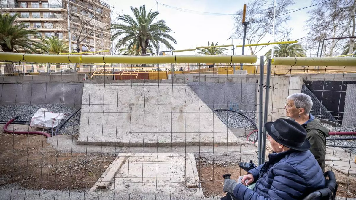 El ayuntamiento para las obras de las polémicas escaleras de Diagonal con Castillejos