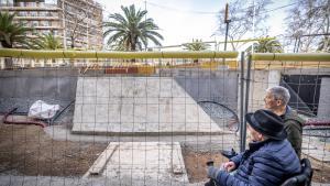 Una pareja mira el lugar en el que estban previstas las escaleras.