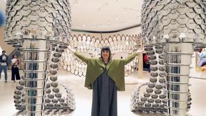 Joana Vasconcelos, junto a la obra ’Marilyn’, dos colosales zapatos realizados con cazuelas.   