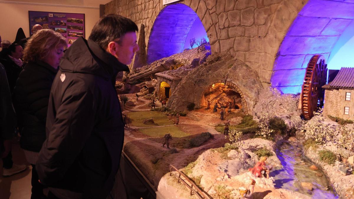 Visitants observen el pessebre monumental d’enguany