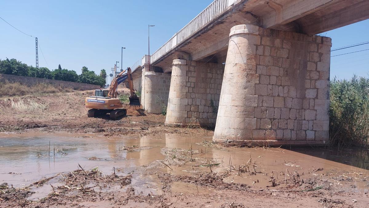 Las máquinas ya preparan los trabajos de ampliación del puente de Càrcer sobre el río Sellent.