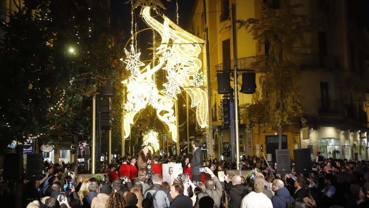 India Martóinez (i) y José María Bellido (d) en la inauguración del alumbrado navideño en Córdoba, en Cruz Conde, este martes.
