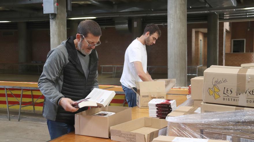 Els llibreters de Girona preparen el Sant Jordi a cobert al palau firal