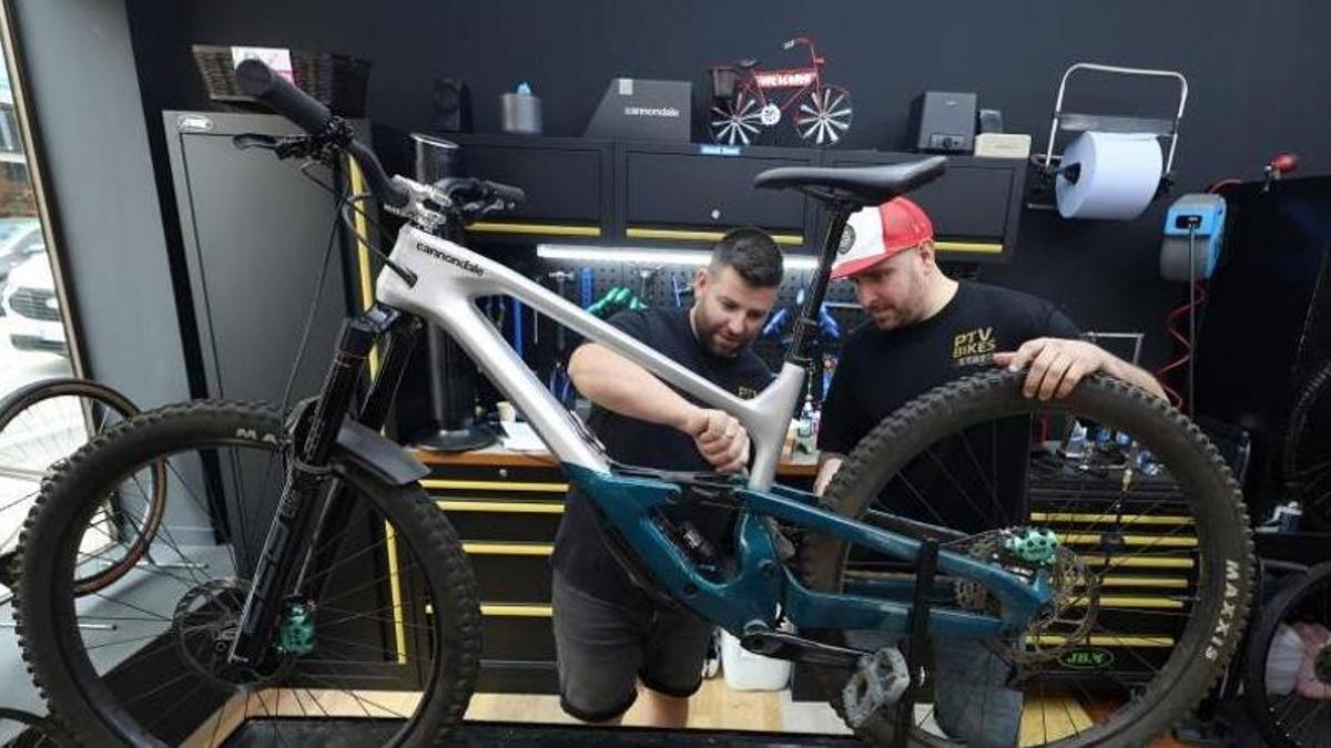 Alfredo y Josh trabajando en su establecimiento.