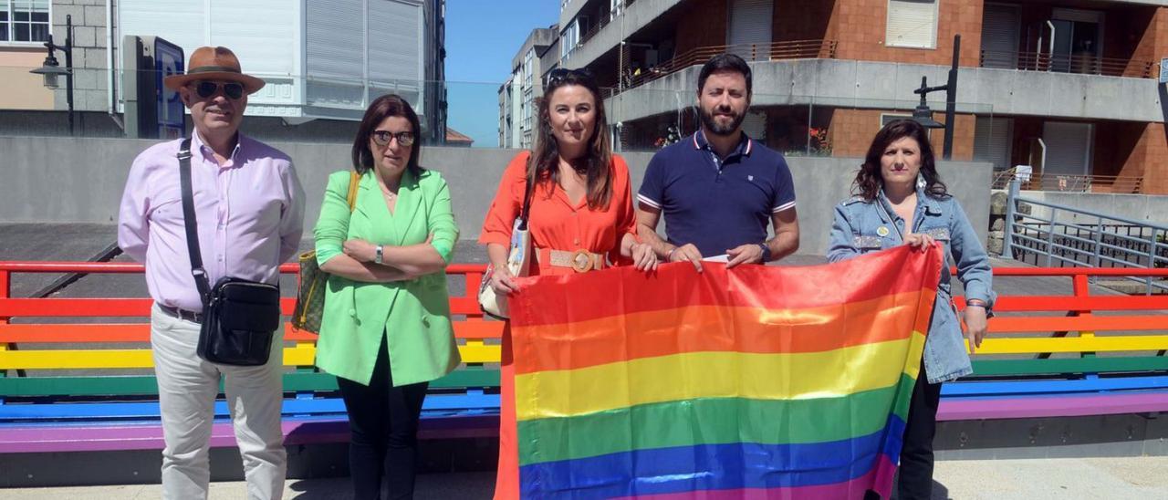 Los concejales Sabela Fole (izquierda), Samuel Lago y Fátima Abal, en el acto de Cambados. |   // Noé Parga