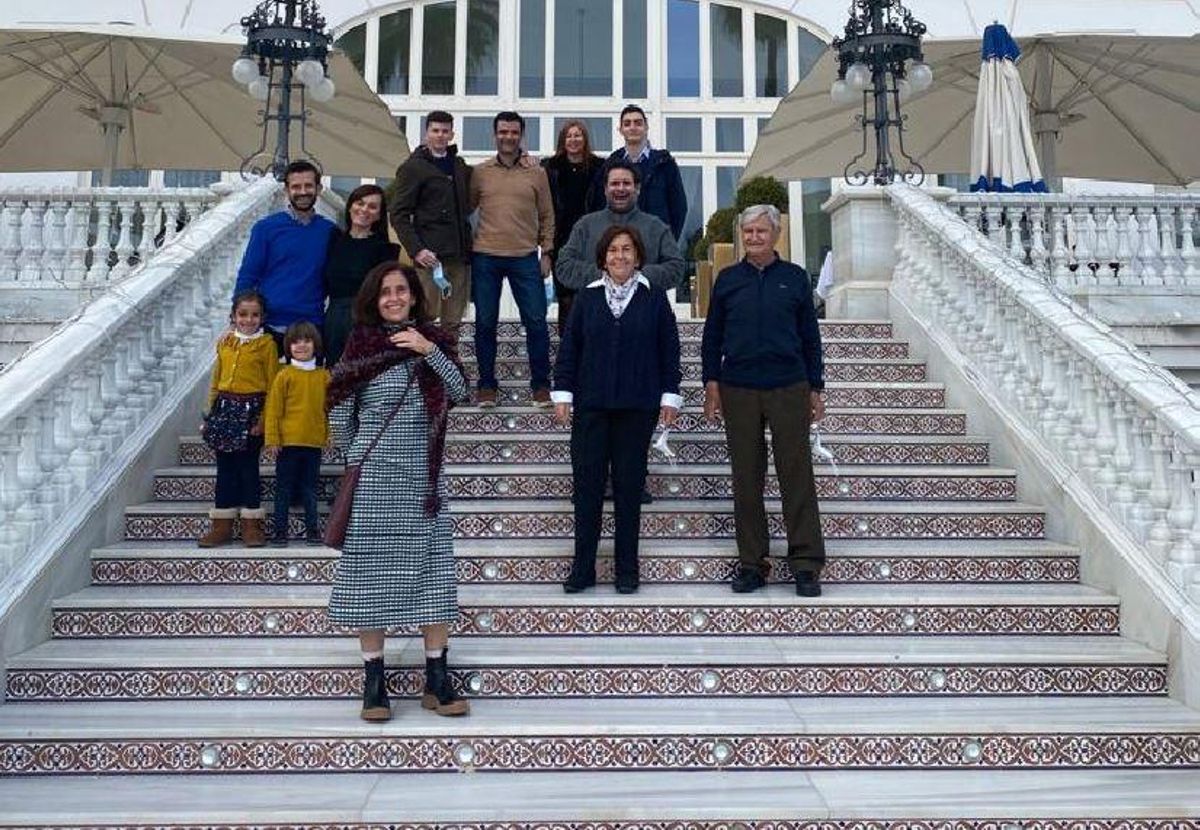 Foto de familia con su mujer, hijos y nietos en el Miramar, en las navidades de 2020.