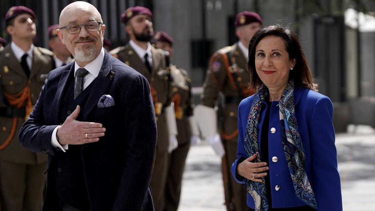 Margarita Robles y Oleksii Reznikov, ministros de Defensa de España y Ucrania, en la entrada a su reunión en Madrid.