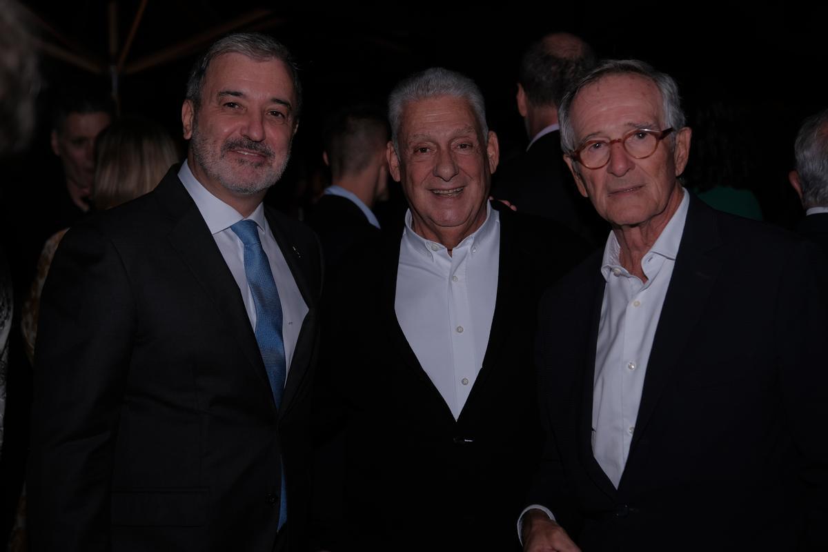 El hotelero Jordi Clos con Jaume Collboni y Xavier Trias en la celebración de los 30 años del Hotel Claris