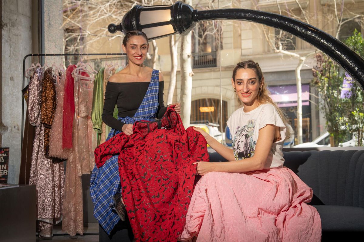 Barcelona 27/03/2025 Gente. 6ª Barcelona Fashion Foward 4 diseñadores finalistas de la edición, pueden vender sus colecciones en la pop up store de Lynk and Co de Passeig de Gràcia amb Consell de Cent. PERSONA: Joplin Atelier de las hermanas Aida y Laura Molano. PERSONAJE: 4 diseñadores de la Barcelona Fashion Foward. AUTOR: MANU MITRU