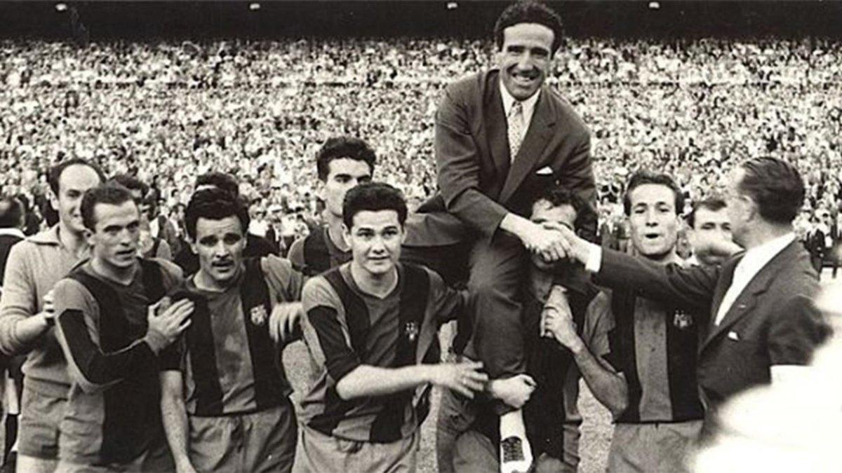 Helenio Herrera, en brazos de sus jugadores tras el doblete del Barça 1958-59
