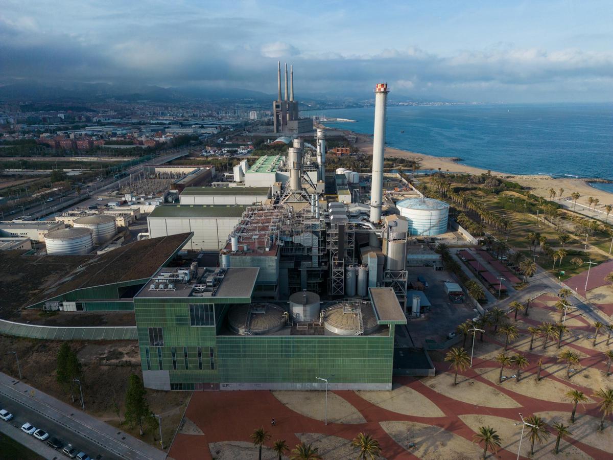 La incineradora de Tersa, con las Tres Xemeneies al fondo, en Sant Adrià de Besòs.