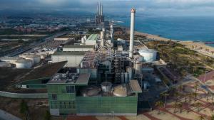 La incineradora de Tersa, con las Tres Xemeneies al fondo, en Sant Adrià de Besòs.