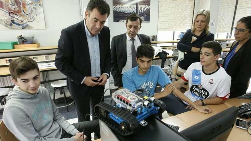 Rodríguez con alumnos del IES de Pontevedriña, en Santiago. // X. C.