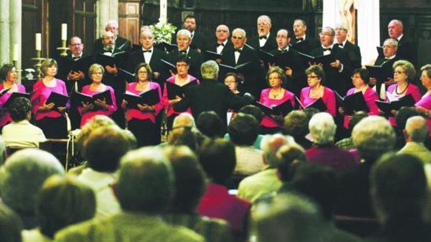 La coral «Eumesa», ayer, durante su actuación en la iglesia de Santo Tomás.