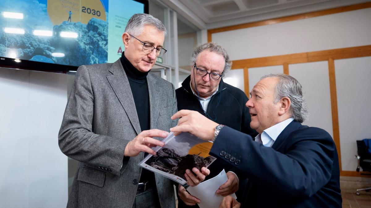 El consejero de Turismo del Gobierno de Aragón, Manuel Blasco, este martes.