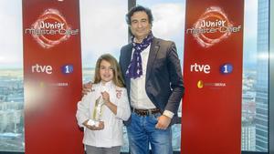 Esther Requena, junto a uno de los jurados de ’Masterchef junior’, Pepe Rodríguez.