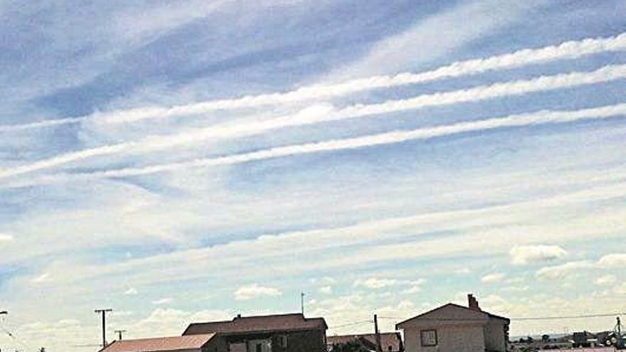 Estelas dejadas por aviones en la comarca zamorana de La Guareña.