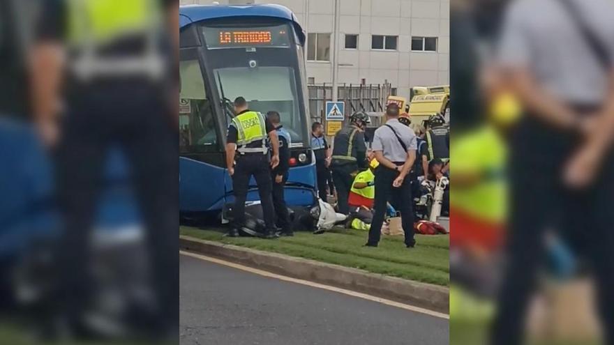 Un motorista, en estado grave tras sufrir un accidente con un coche y caer en las vías del tranvía