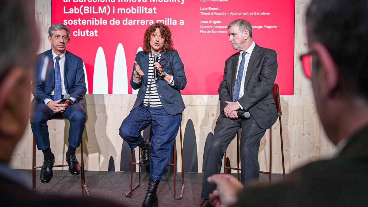 La primera teniente de alcaldía del área de Urbanismo, Transición Ecológica, Servicios Urbanos y Vivienda, Laia Bonet, junto con Francesc Fajula, CEO de Mobile World Capital, y Joan Angulo, director corporativo de Proyectos Estratégicos de Fira de Barcelona, presentan las últimas novedades del Barcelona Innova Mobility Lab
