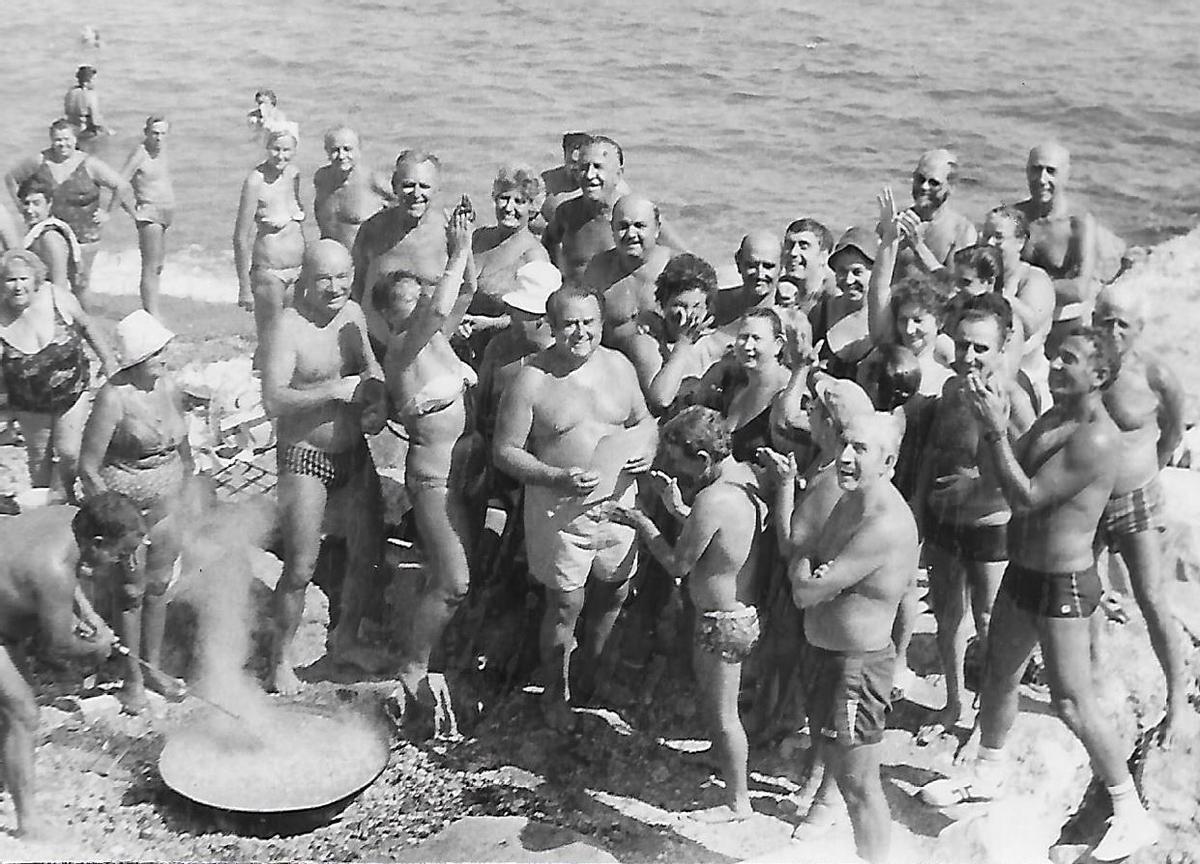 Pepe Bravo, en el centro, en La Malagueta, en una jornada con su peña de bañistas en 1984, paella incluida.