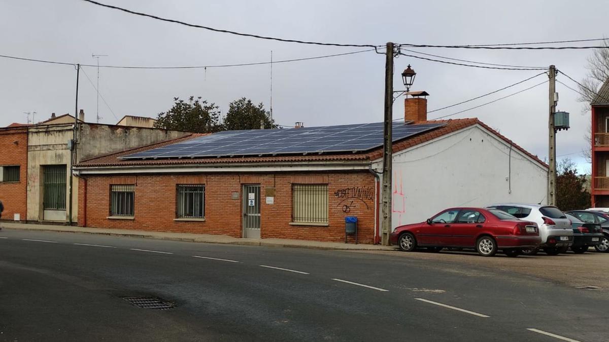 Placas fotovoltaicas instaladas en uno de los edificios municipales de Alcañices. | Ch. S.