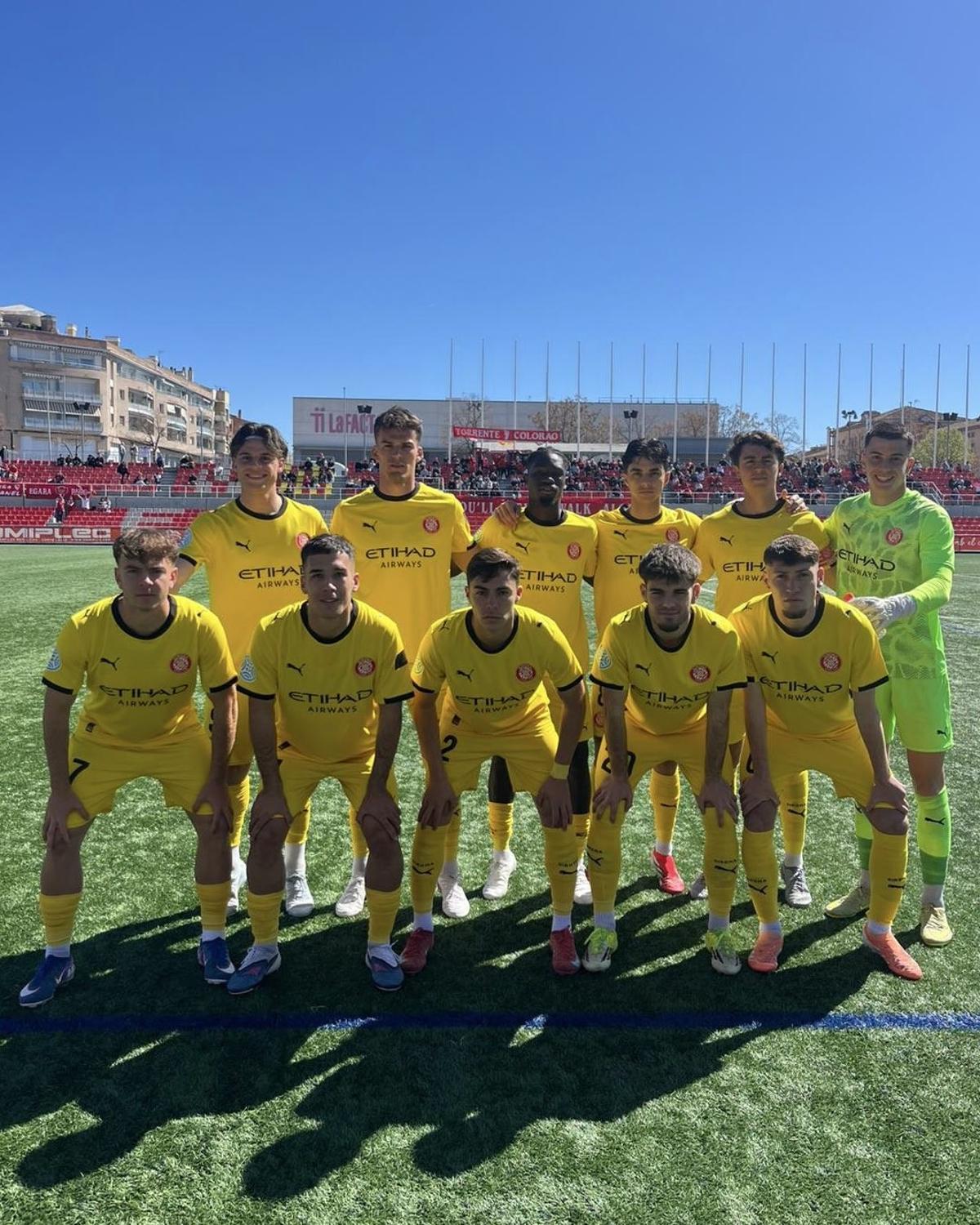 L'onze del Girona B davant el Terrassa.