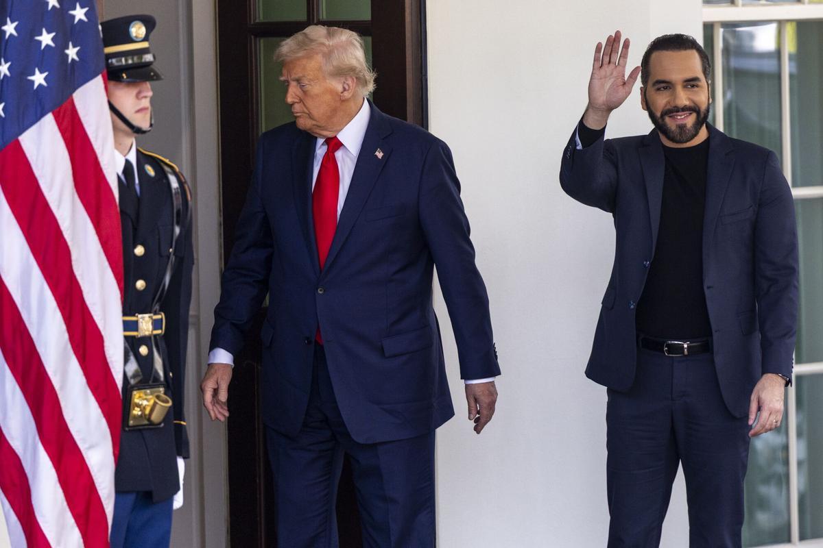 El presidente de EE.UU., Donald J. Trump, saluda al presidente de El Salvador, Nayib Bukele, afuera de la Oficina Oval de la Casa Blanca en Washington, DC, EE.UU. EFE/SHAWN THEW