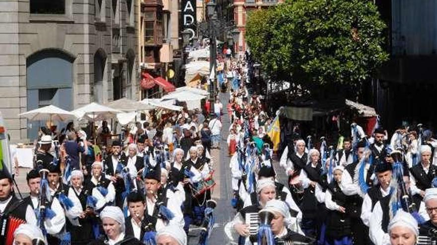 Un desfile de gaiteros en la Ascensión del año pasado.