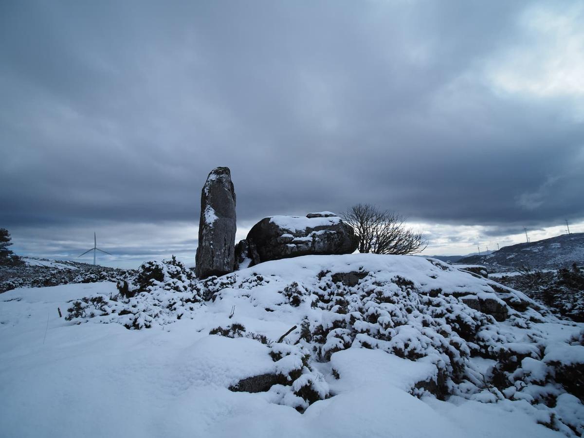 El manto de nieve en el monte do Seixo, el pico más alto de la sierra de O Cando