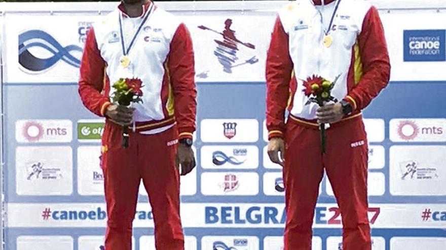 Carrera y Germade, en el podio de Belgrado. // FdV