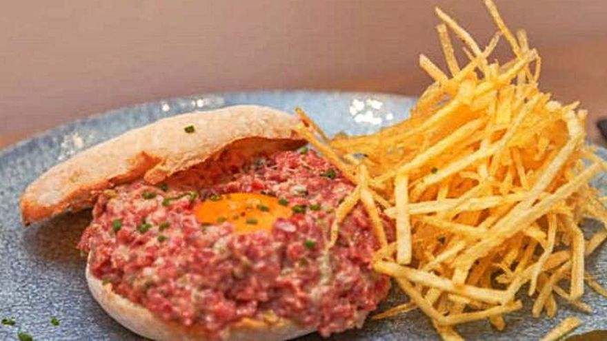 Mollete steak tartar con yema curada.