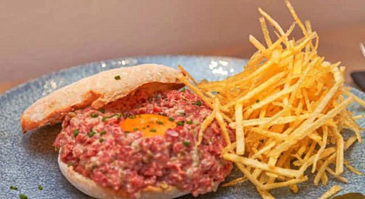 Mollete steak tartar con yema curada. el delantal