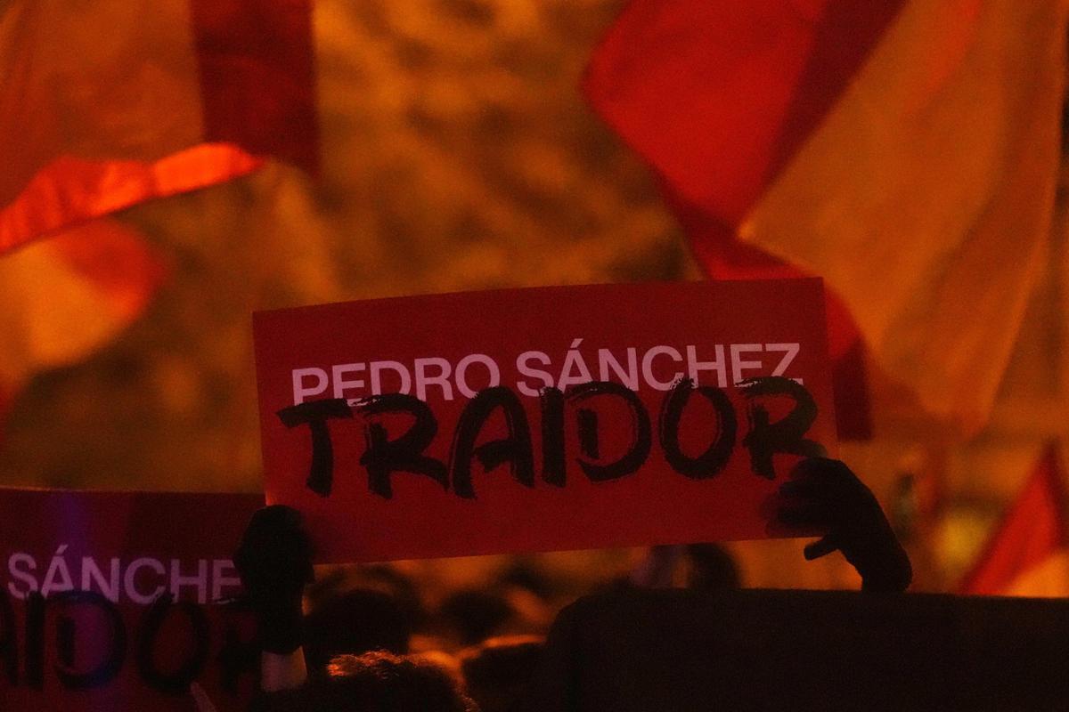 Demonstrationen in S 79969934Ein Schild mit der Aufschrift «Pedro Sanchez, Verräter» wird während eines Protests in der Nähe des nationalen Sitzes der Sozialistischen Partei hoch gehalten. Erneut haben mehrere tausend Menschen vor der Zentrale der sozialistischen Partei (PSOE) in Madrid gegen die geplante Amnestie für katalanische Separatisten demonstriert.