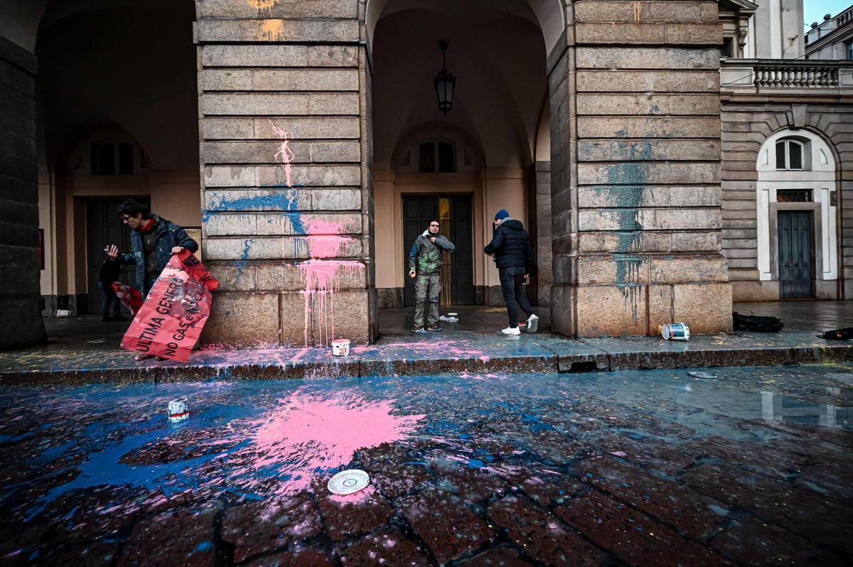 Ecologistas lanzan pintura contra la fachada de La Scala de Milán