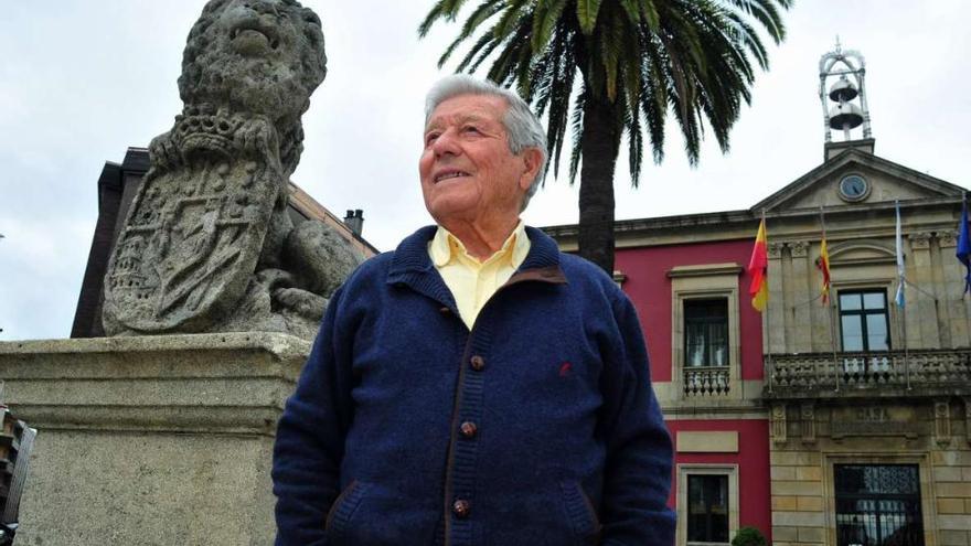 Recuna, aye,r frente al Ayuntamiento de Vilagarcía, donde ostentó la Alcaldía de 1979 a 1983.  // Iñaki Abella