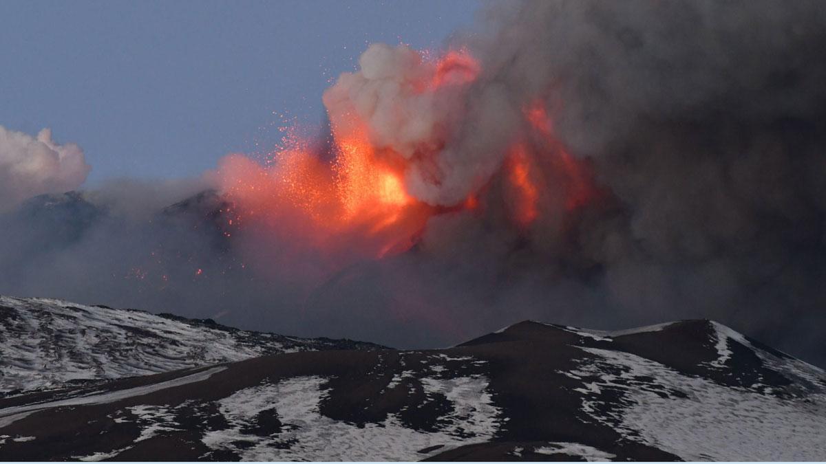 Una erupció a l’Etna provoca una pluja de cendra i pedra a Catània