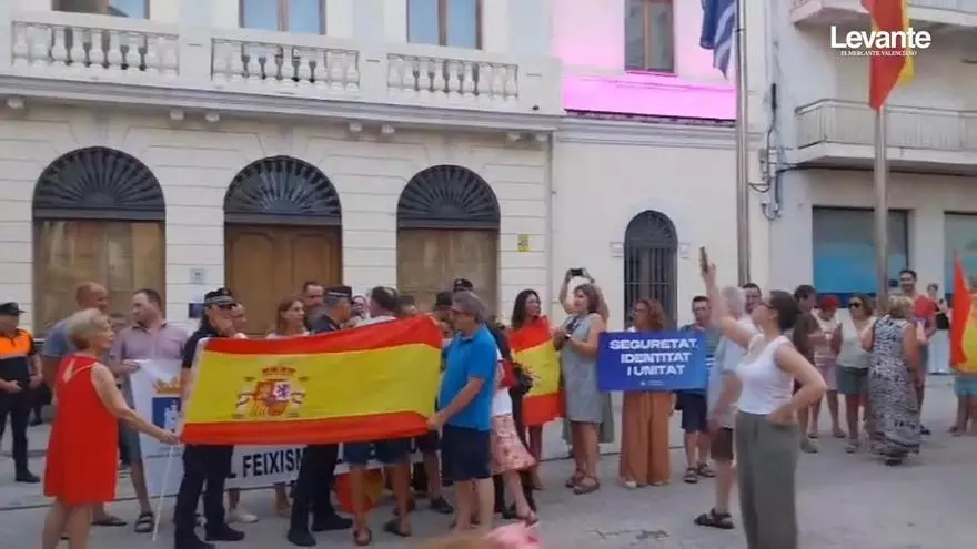 Tensión en Tavernes de la Valldigna durante la concentración por Ceuta con reproches a ediles del PSPV