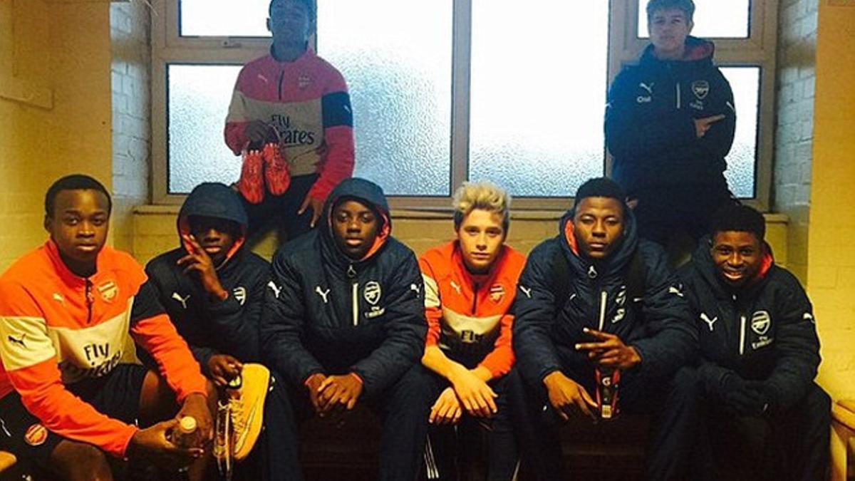 Brooklyn Beckham ya posa con sus compañeros del Arsenal