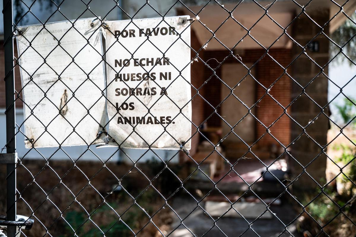 Un cartel pide no arrojar huesos ni sobras a los animales que frecuentan el recinto.