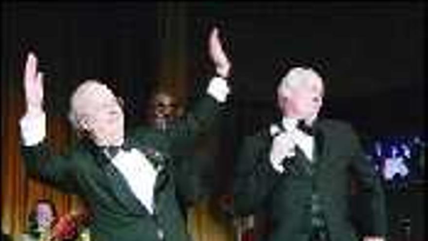 Karl Rove (izda.) y el humorista Colin Mochrie, bailando rap. / J. Red