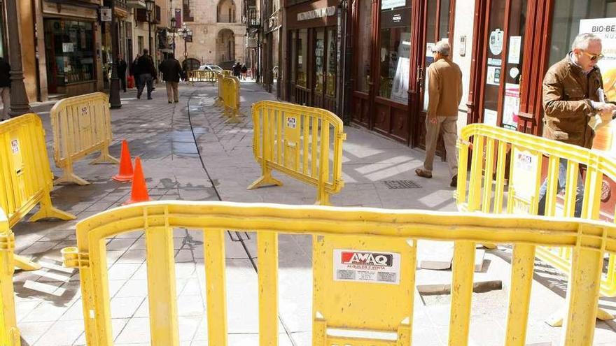 El bajo nivel de las tapas de registro en las calzadas enfrenta al PP y al área de Obras